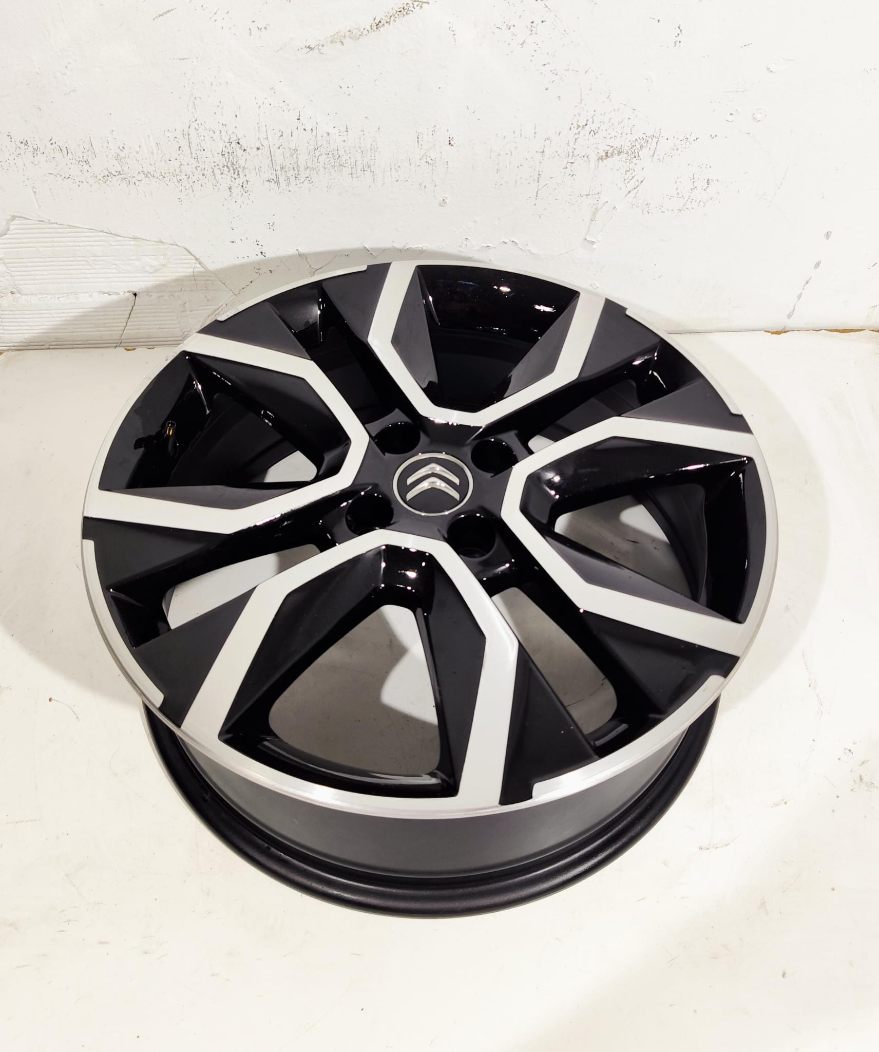 LLANTA PARA CITROEN C4 BERLINA ELÉCTRICO DE 18 PULGADAS 98334850ZR NUEVO SIN USO DE SEGUNDA MANDO - Imagen 3