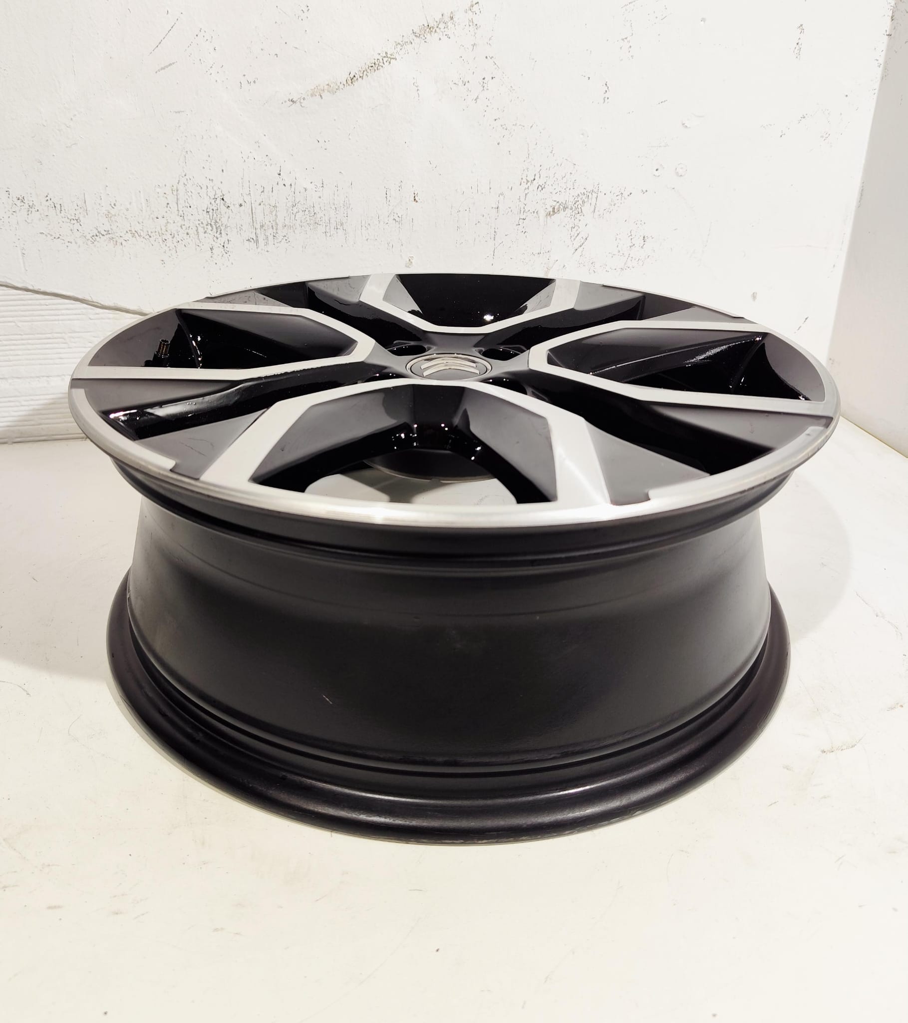 LLANTA PARA CITROEN C4 BERLINA ELÉCTRICO DE 18 PULGADAS 98334850ZR NUEVO SIN USO DE SEGUNDA MANDO - Imagen 4