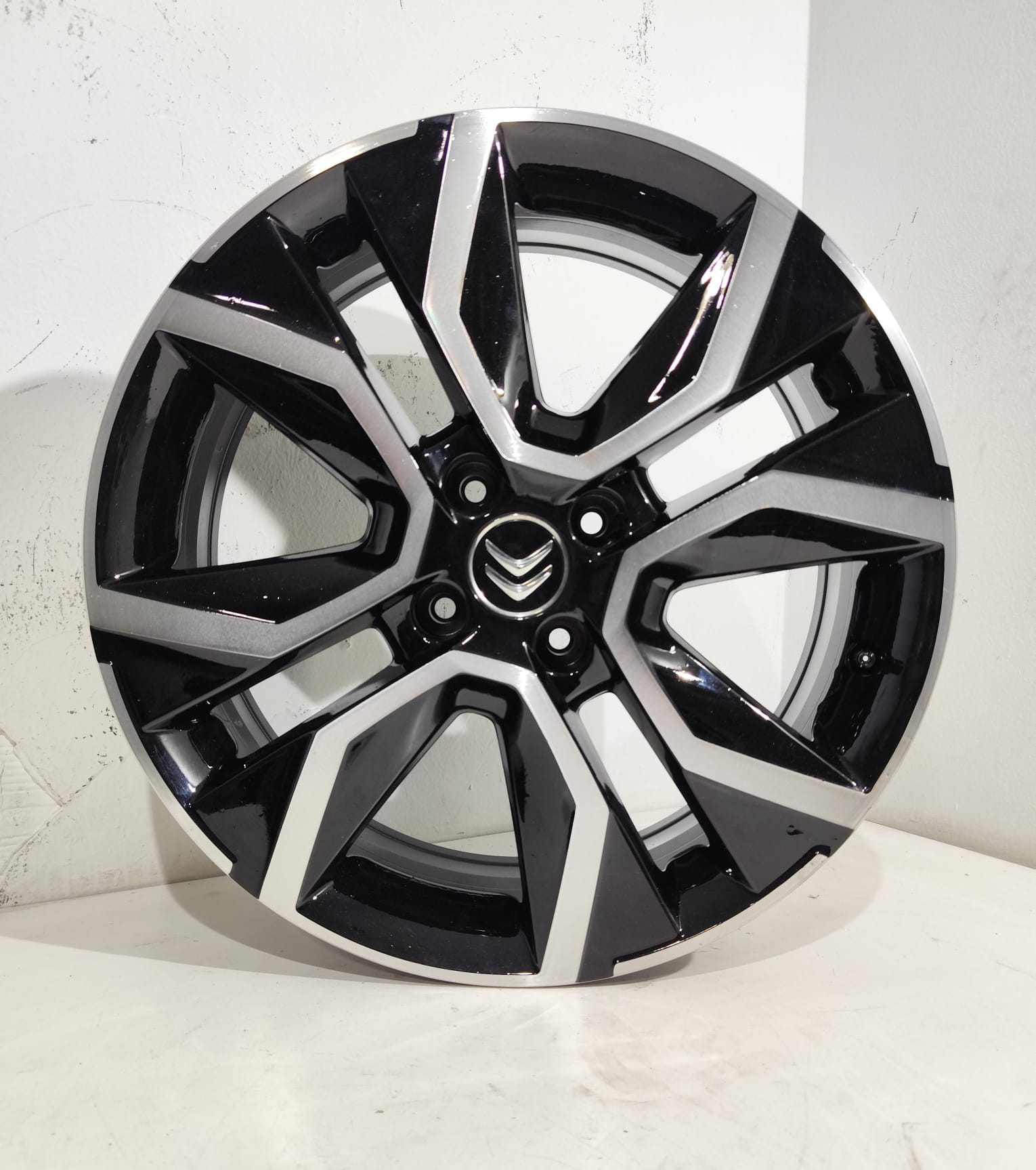 LLANTA PARA CITROEN C4 BERLINA ELÉCTRICO DE 18 PULGADAS 98334850ZR NUEVO SIN USO DE SEGUNDA MANDO