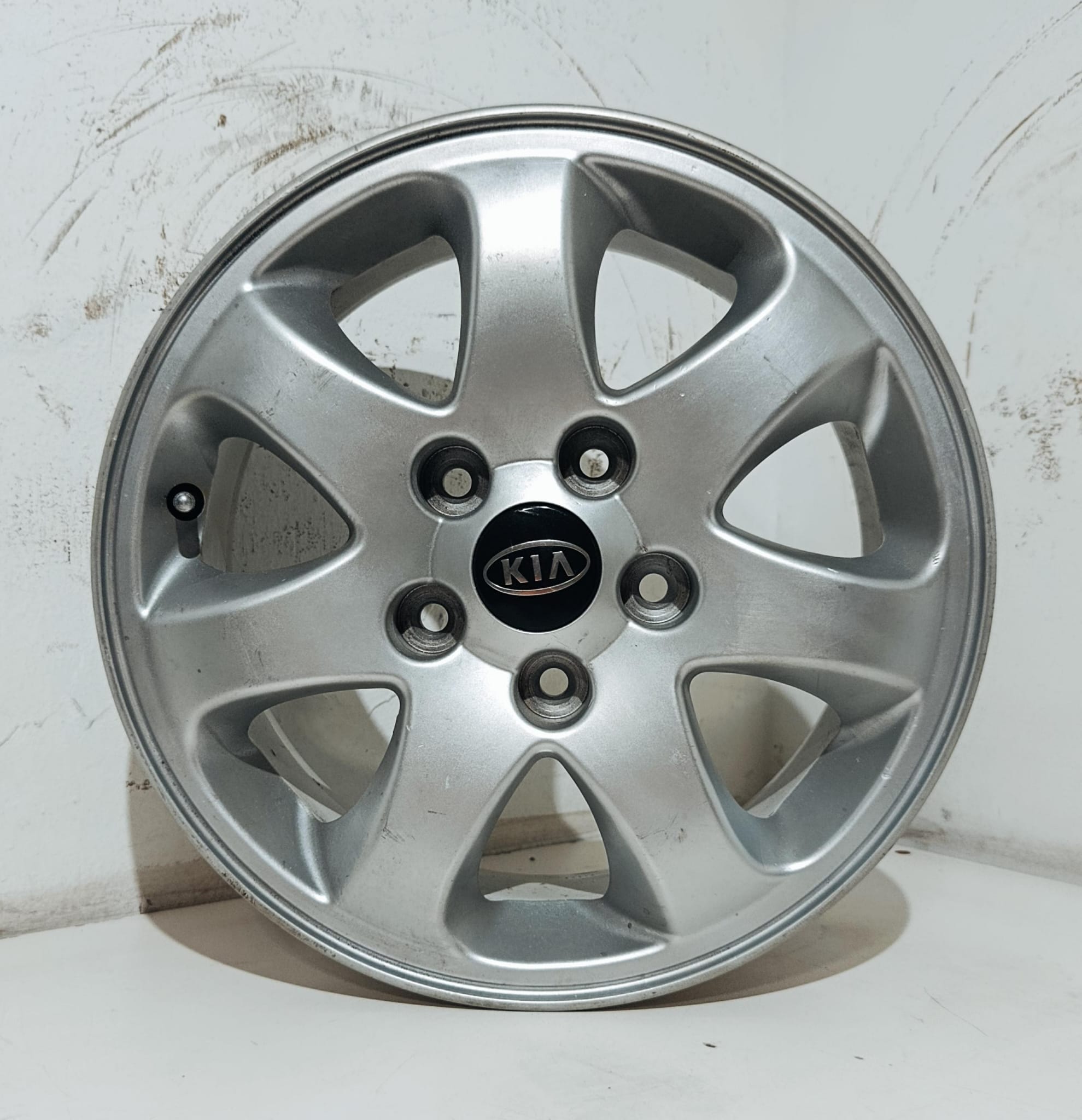 LLANTA SUELTA DE KIA CARNIVAL DE 15 PULGADAS Referencia K9965046050 DE SEGUNDA MANO TORNILLERIA 114.3mm - Imagen 2