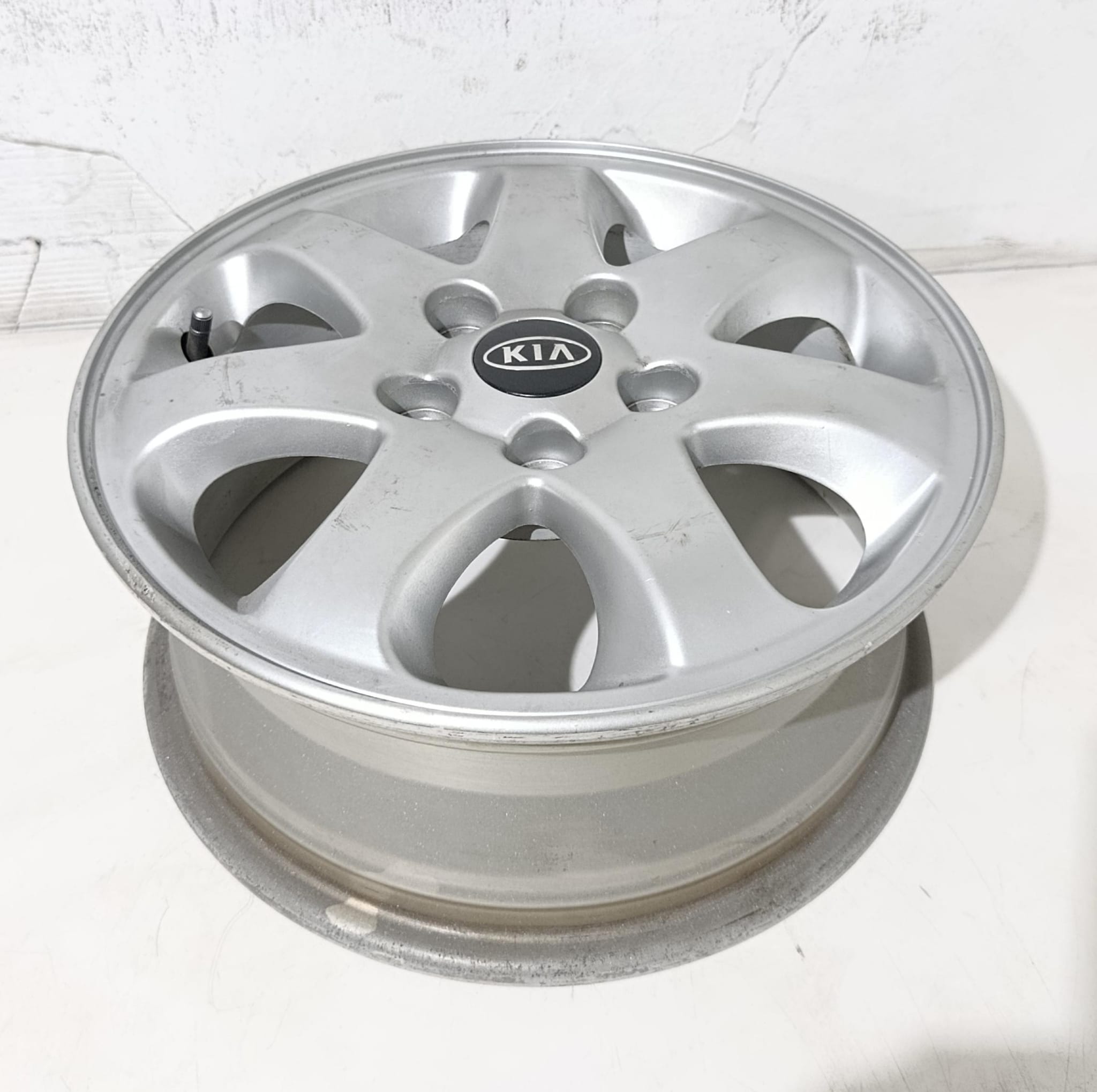 LLANTA SUELTA DE KIA CARNIVAL DE 15 PULGADAS Referencia K9965046050 DE SEGUNDA MANO TORNILLERIA 114.3mm - Imagen 3