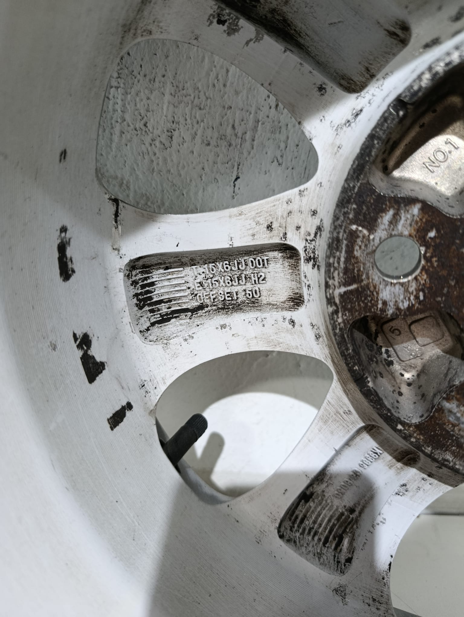 LLANTA SUELTA DE KIA CARNIVAL DE 15 PULGADAS Referencia K9965046050 DE SEGUNDA MANO TORNILLERIA 114.3mm - Imagen 5