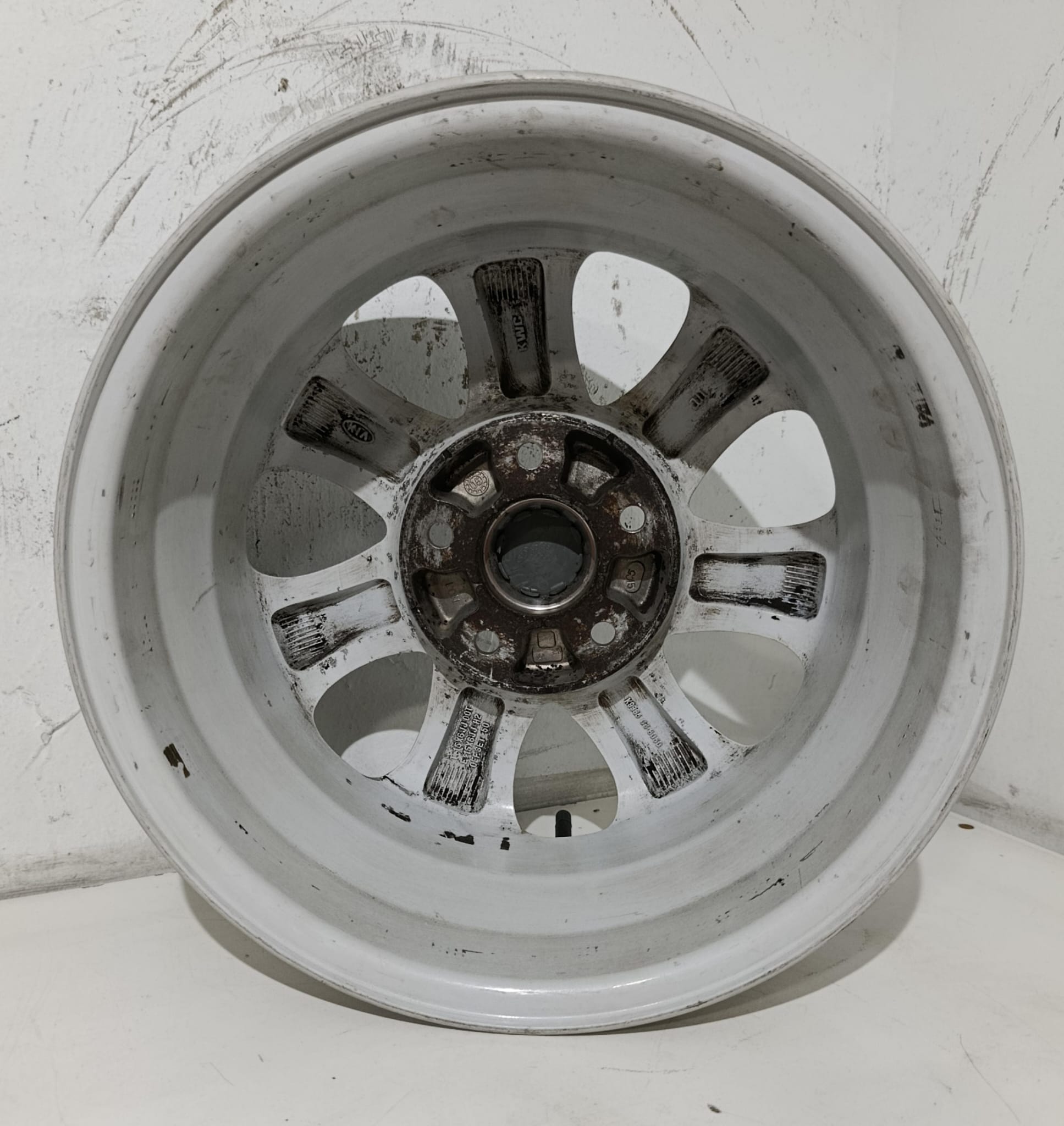 LLANTA SUELTA DE KIA CARNIVAL DE 15 PULGADAS Referencia K9965046050 DE SEGUNDA MANO TORNILLERIA 114.3mm - Imagen 6