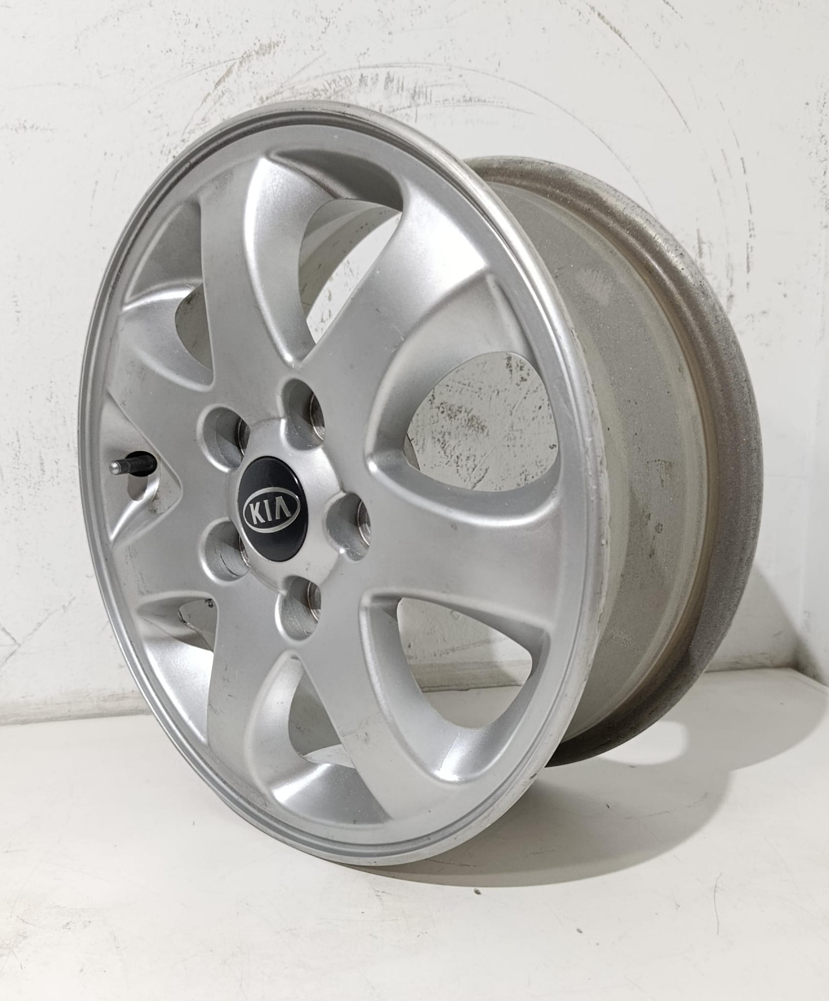 LLANTA SUELTA DE KIA CARNIVAL DE 15 PULGADAS Referencia K9965046050 DE SEGUNDA MANO TORNILLERIA 114.3mm - Imagen 4